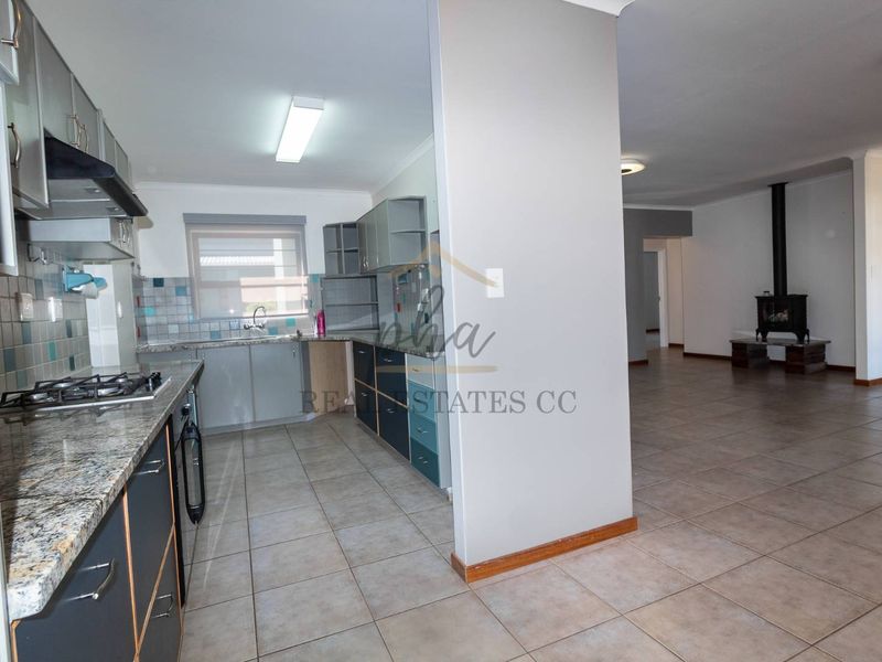 SPACIOUS Home with Flat & 4 Garages - Photo 3