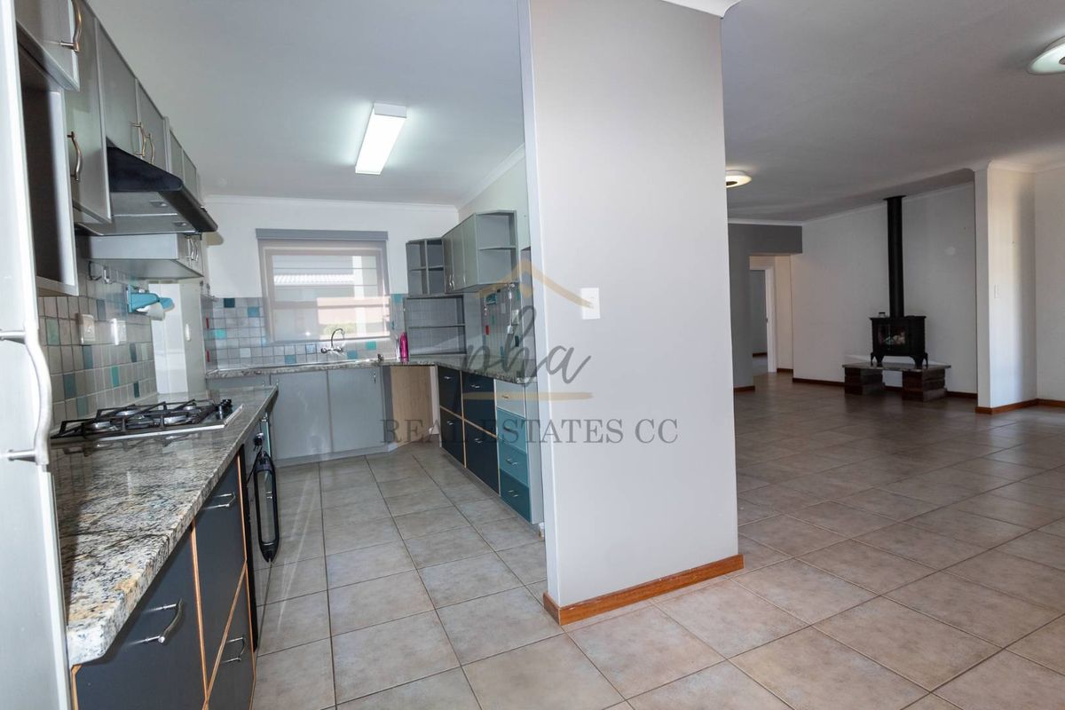 SPACIOUS Home with Flat & 4 Garages - Photo 3