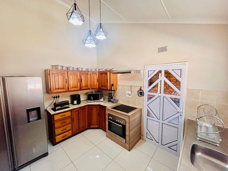 Beautiful newly renovated Townhouse for sale in the Centre of vryheid - Photo 5