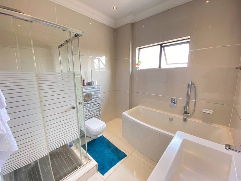 Stunning 3-Bedroom Masterpiece In Blue Valley Golf Estate Awaits You - Photo 10