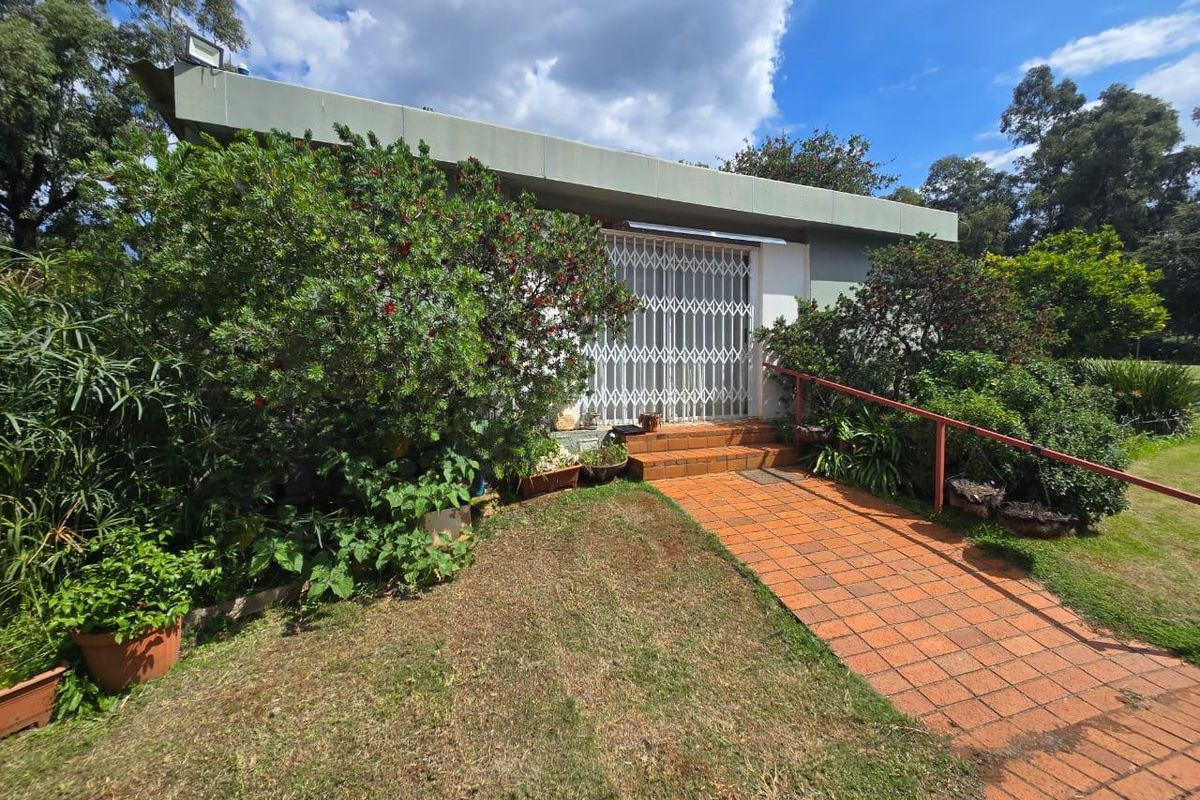 4 bedroom house + 2 bedrooms house +granny cottage +workshop +Domestik quarters + Fruit trees - Photo 3