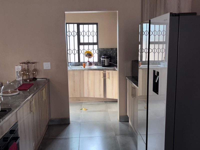 SPACIOUS 3 BEDROOM HOME - Photo 10