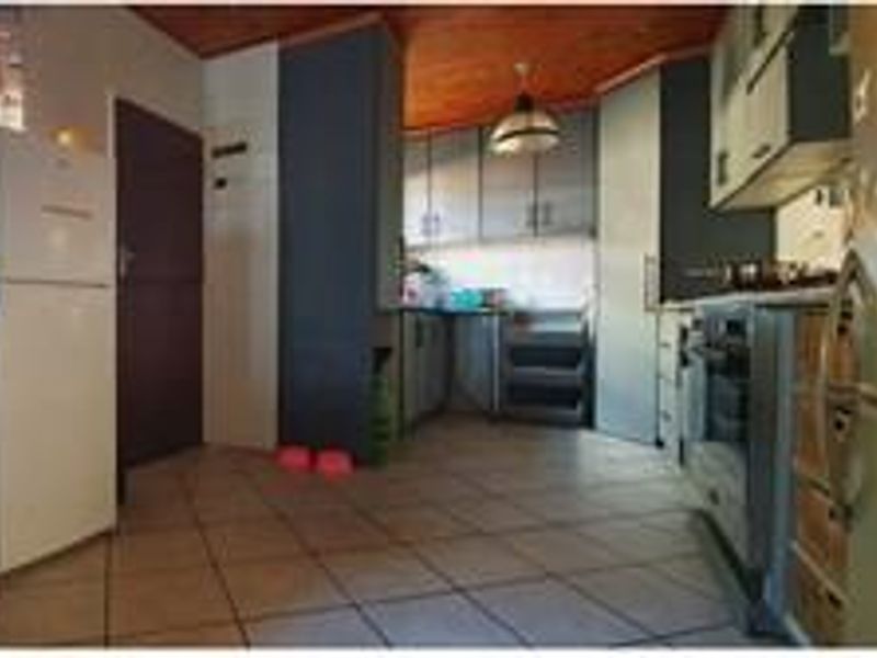 Charming and Well-Maintained 5 Bedroom Family Home with a Tranquil Garden - Photo 8