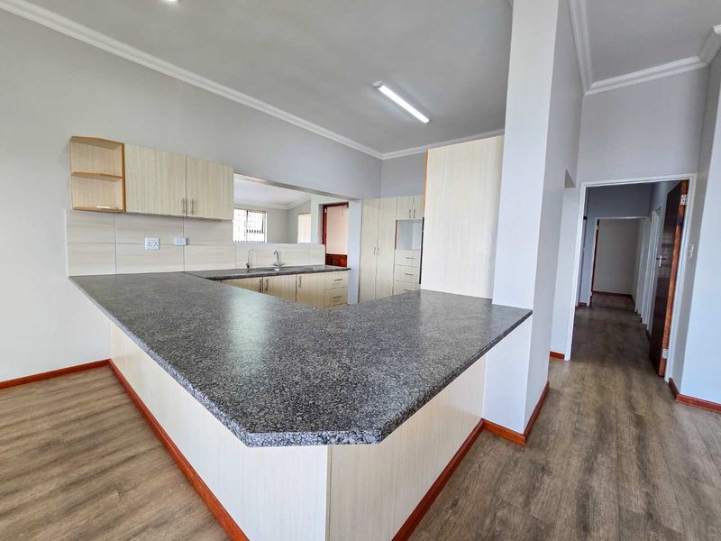 Coastal living with sea views and great location. - Photo 6