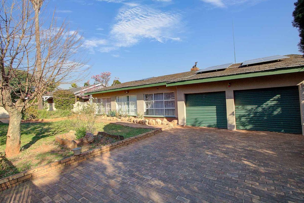 Spacious Family Oasis with Renovated Pool & Solar Power! - Photo 2