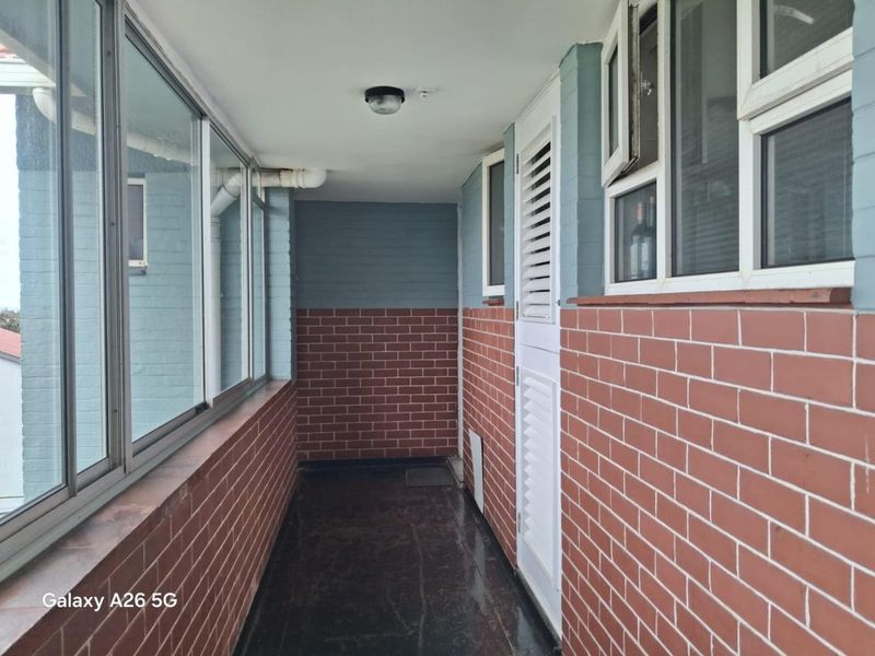Compact Bachelor Flat with Parking in Secure Bluff Location - Photo 6