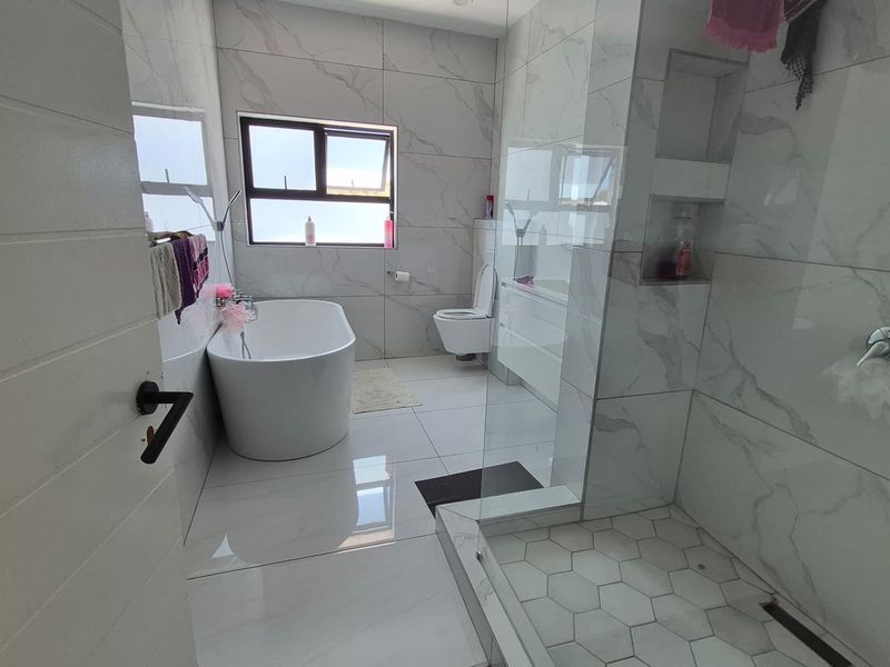 Ultra Modern Family Home for Rent in Kleine Kuppe - Photo 9