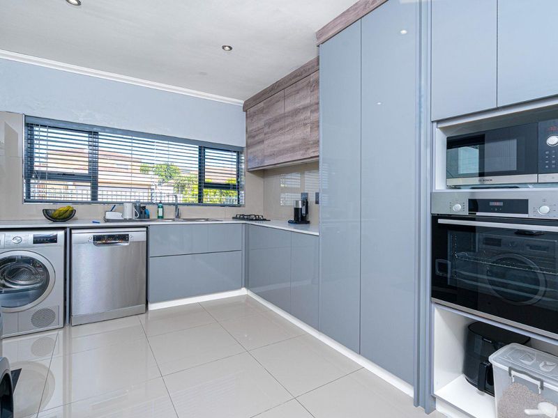 A beautiful home with access from 2 Avenues in Rondebosch East - Photo 6