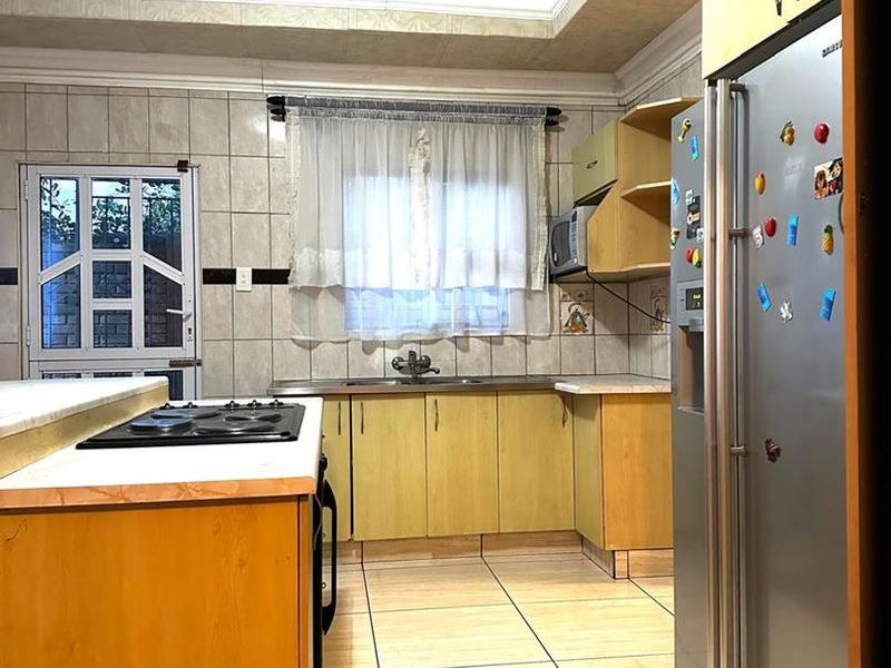 Expansive 5-Bedroom Home with Luxury Ensuites & Entertainer’s Appeal - Photo 2