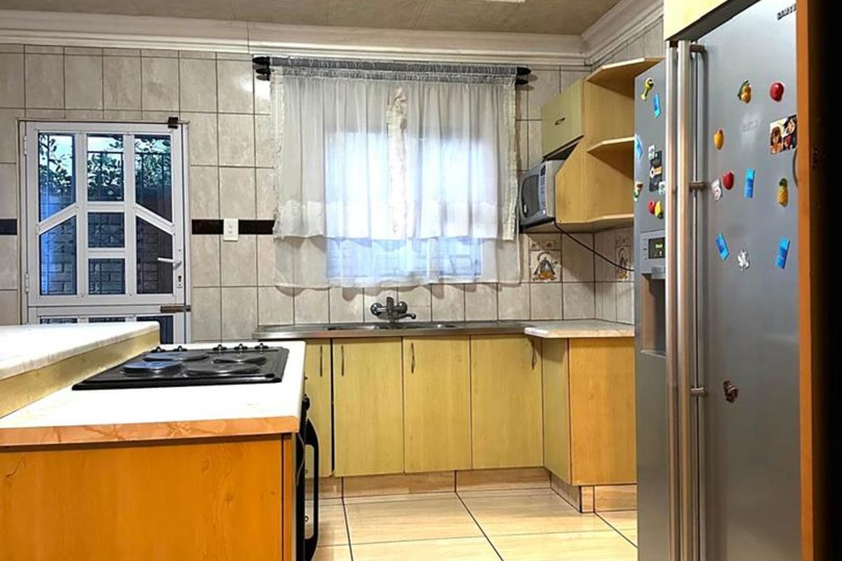 Expansive 5-Bedroom Home with Luxury Ensuites & Entertainer’s Appeal - Photo 2