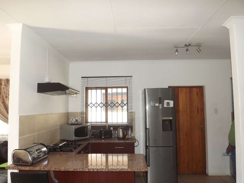 **Charming 3-Bedroom Freestanding Townhouse for Rent** - Photo 4
