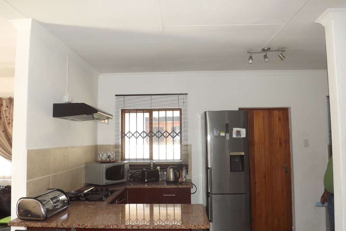 **Charming 3-Bedroom Freestanding Townhouse for Rent** - Photo 4