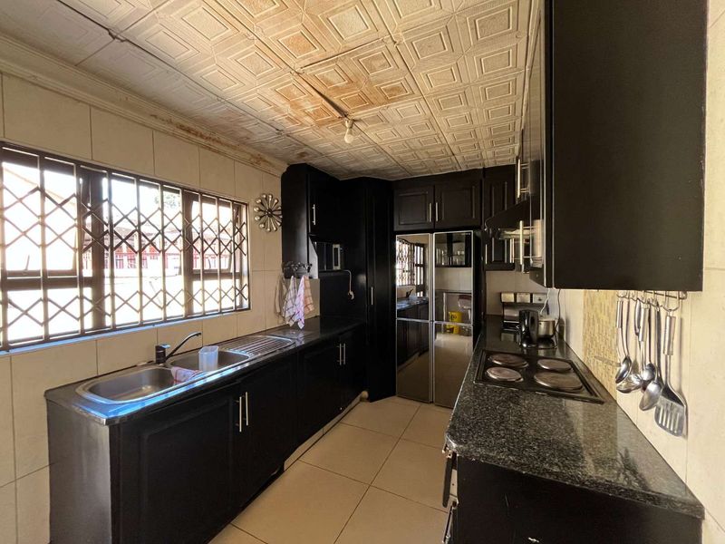 Spacious 3 Bedroom Home with Double Garage in Vosloorus - Photo 10