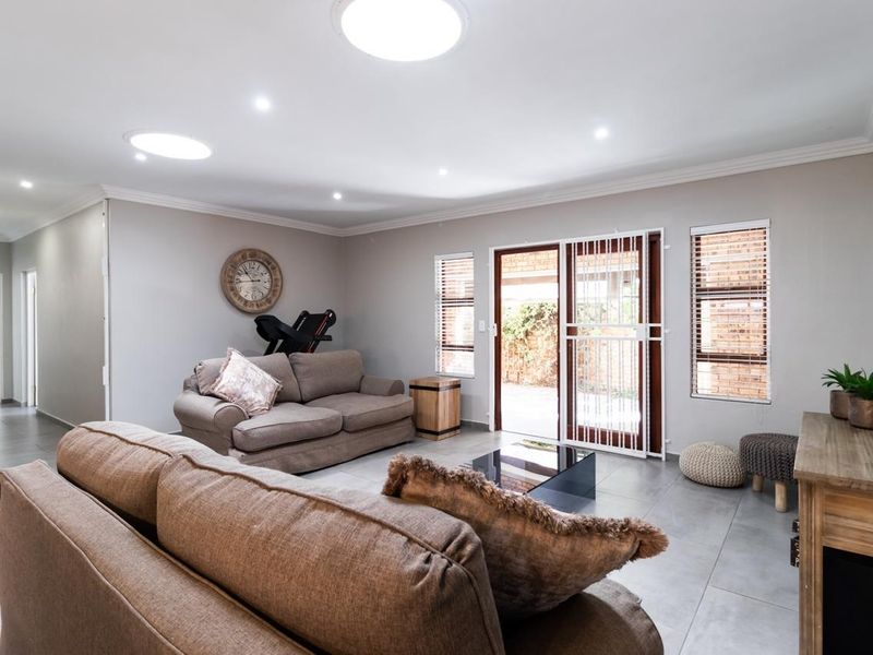 Stylish, Newly Renovated 3 Bedroom Townhouse in Bartlett - Photo 2