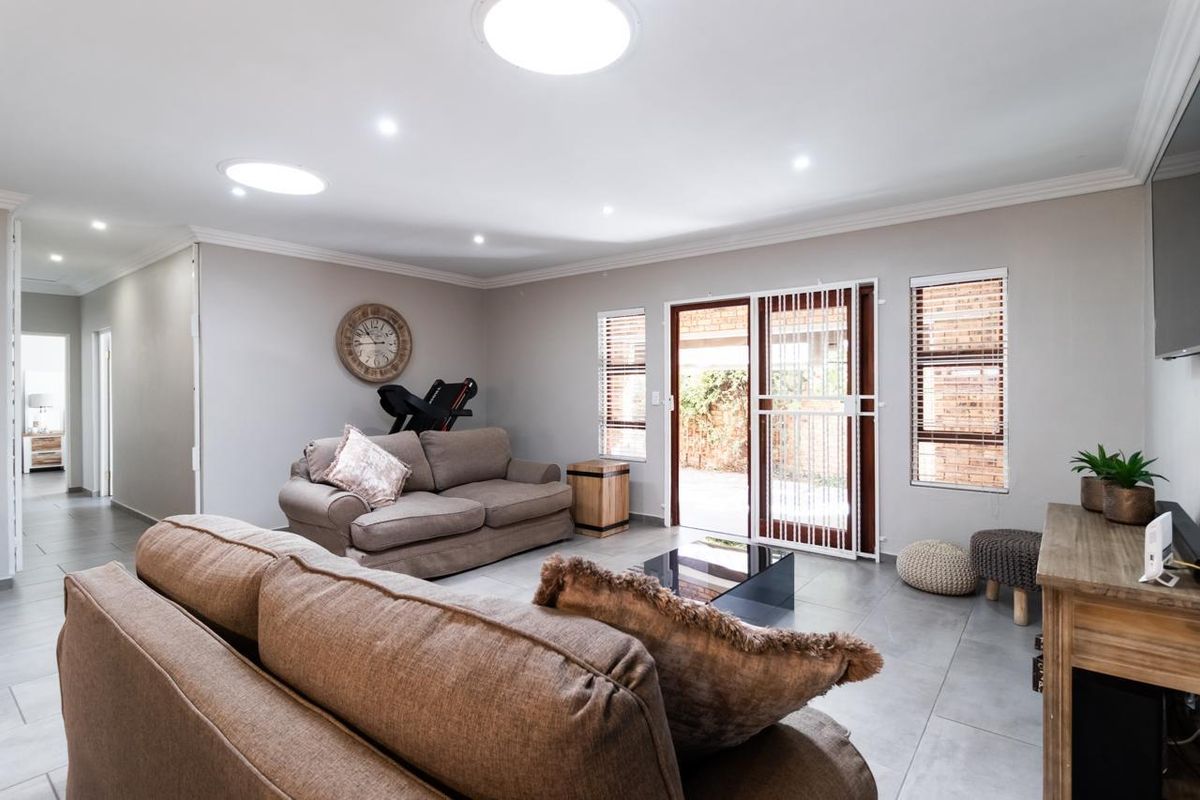 Stylish, Newly Renovated 3 Bedroom Townhouse in Bartlett - Photo 2