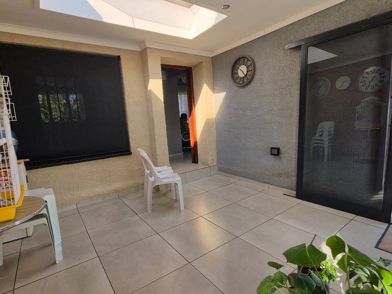 4 Bedroom House for Sale in Brackendowns - Photo 3