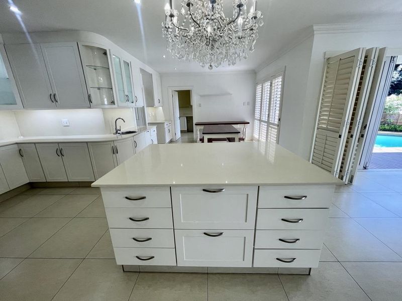 Hendra - Executive Luxury Rental in Exclusive La Lucia Estate - Photo 6