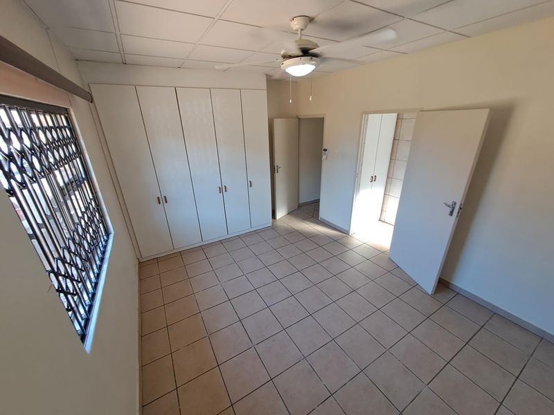 Modern 3-Bedroom Simplex with Courtyard in Richards Bay| Available August 15th - Photo 7