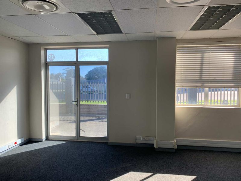 Bustling Location, Ideal for Business Operations - Photo 8