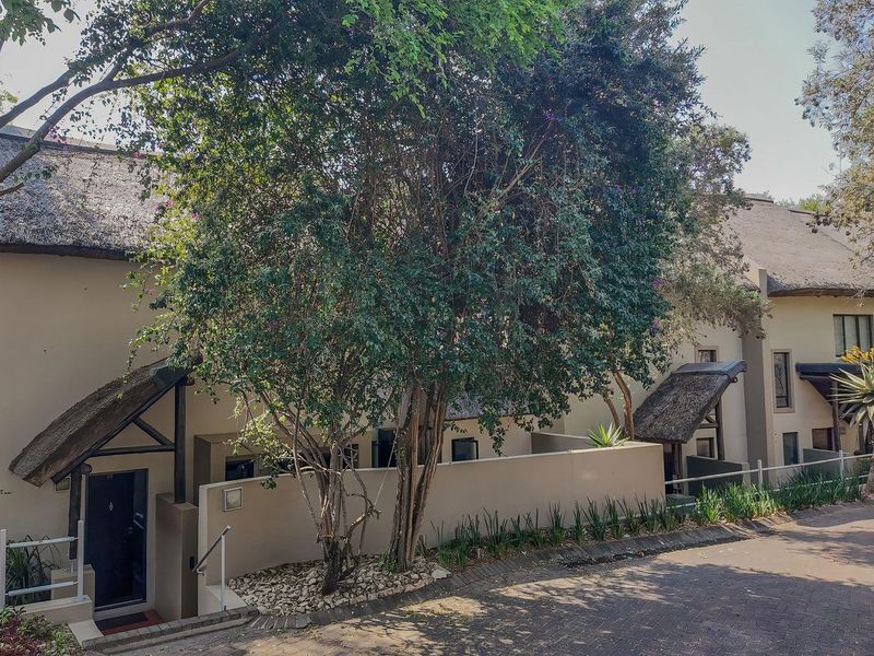 Spacious 2-Bed Corner Unit with Loft & Wraparound Garden in Sibiti Estate - Photo 2