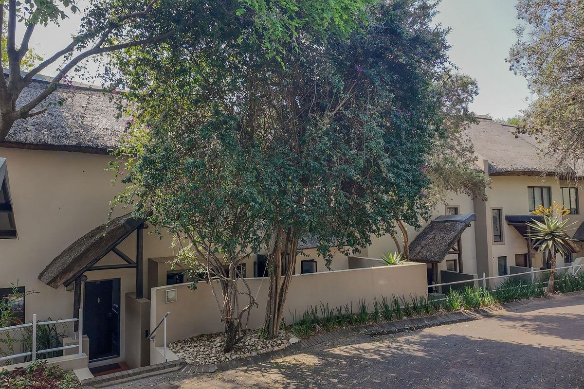 Spacious 2-Bed Corner Unit with Loft & Wraparound Garden in Sibiti Estate - Photo 2