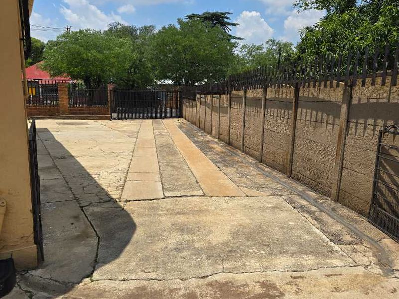 Big house with flatlet, pool and outbuildings - Photo 2