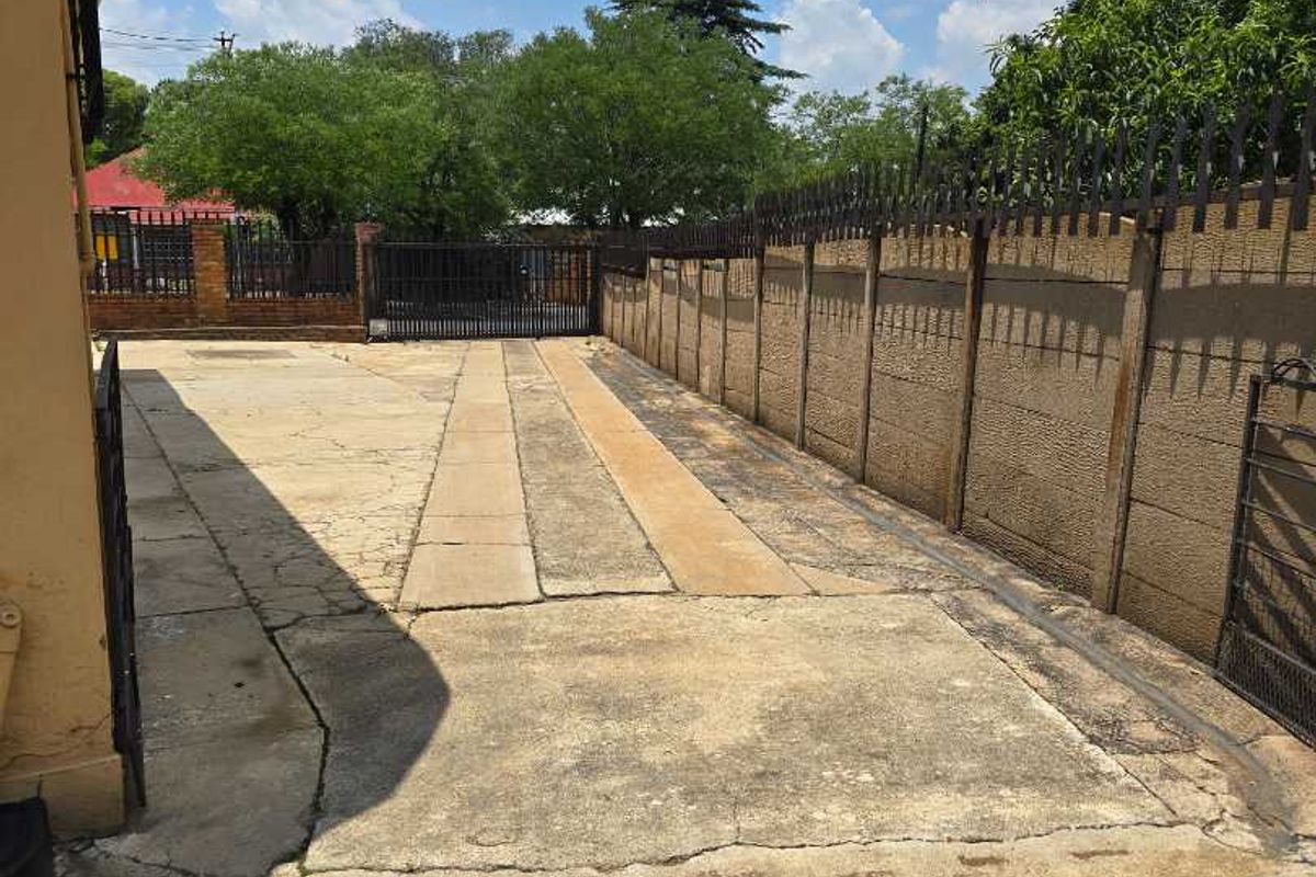 Big house with flatlet, pool and outbuildings - Photo 2