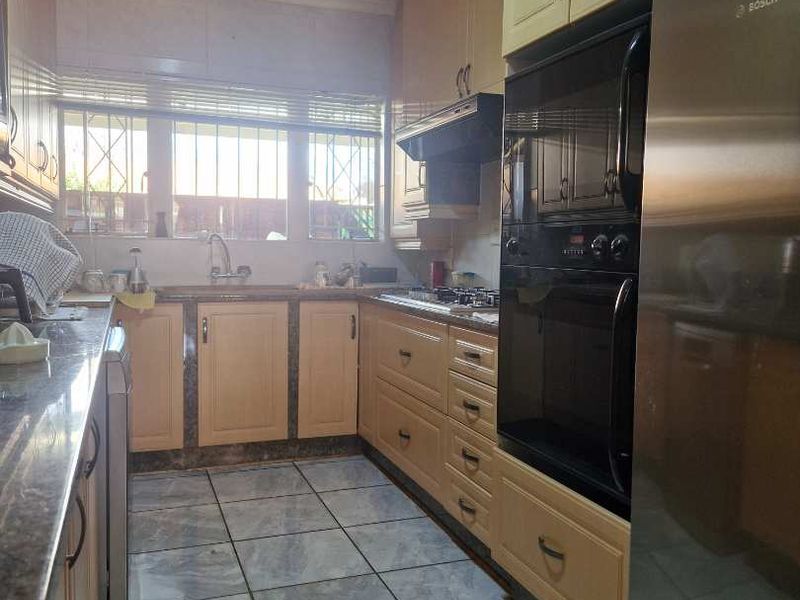 CHARMING PET FRIENDLY TOWNHOUSE - BEYERS PARK - Photo 2