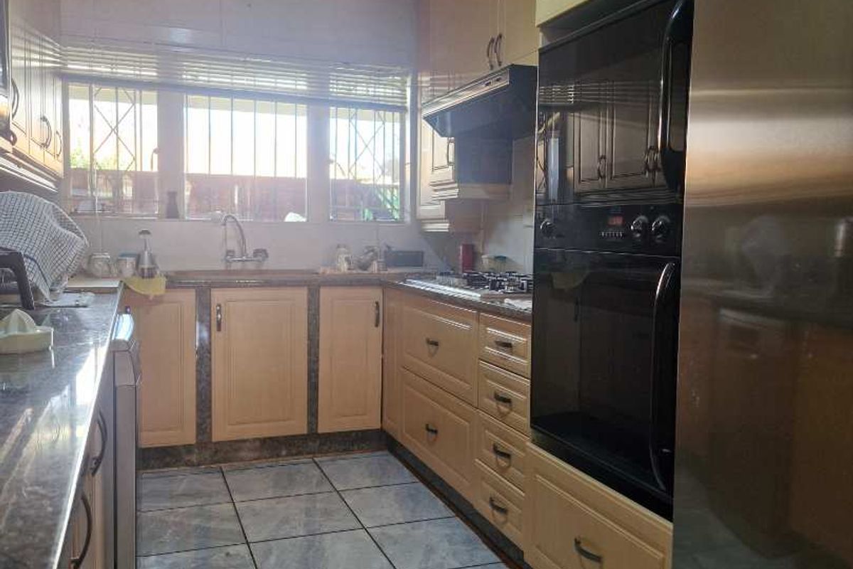 CHARMING PET FRIENDLY TOWNHOUSE - BEYERS PARK - Photo 2