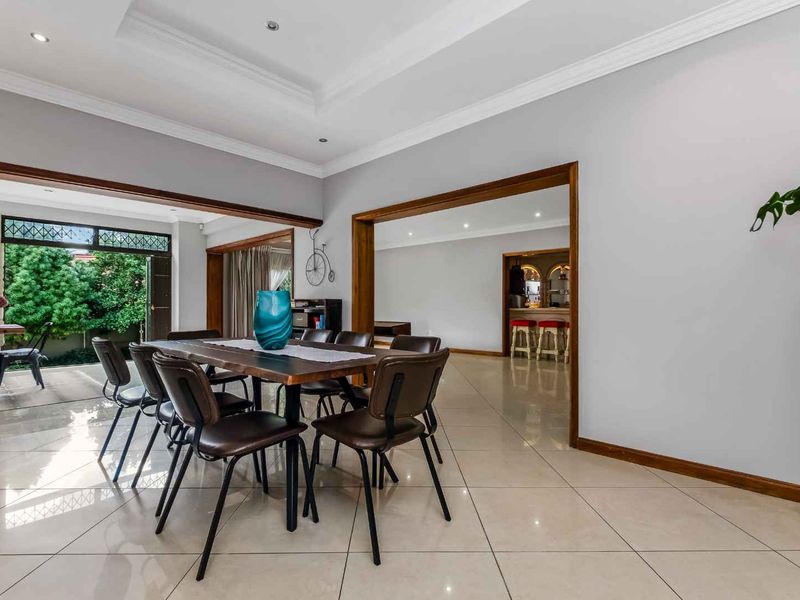 SPACIOUS ENTERTAINER FAMILY HOME IN A QUIET AND CONVENIENT BOOMED LOCATION - Photo 8