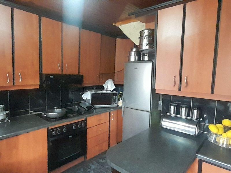 Charming 2-Bedroom Duplex for Sale in Westham, Phoenix - Photo 3