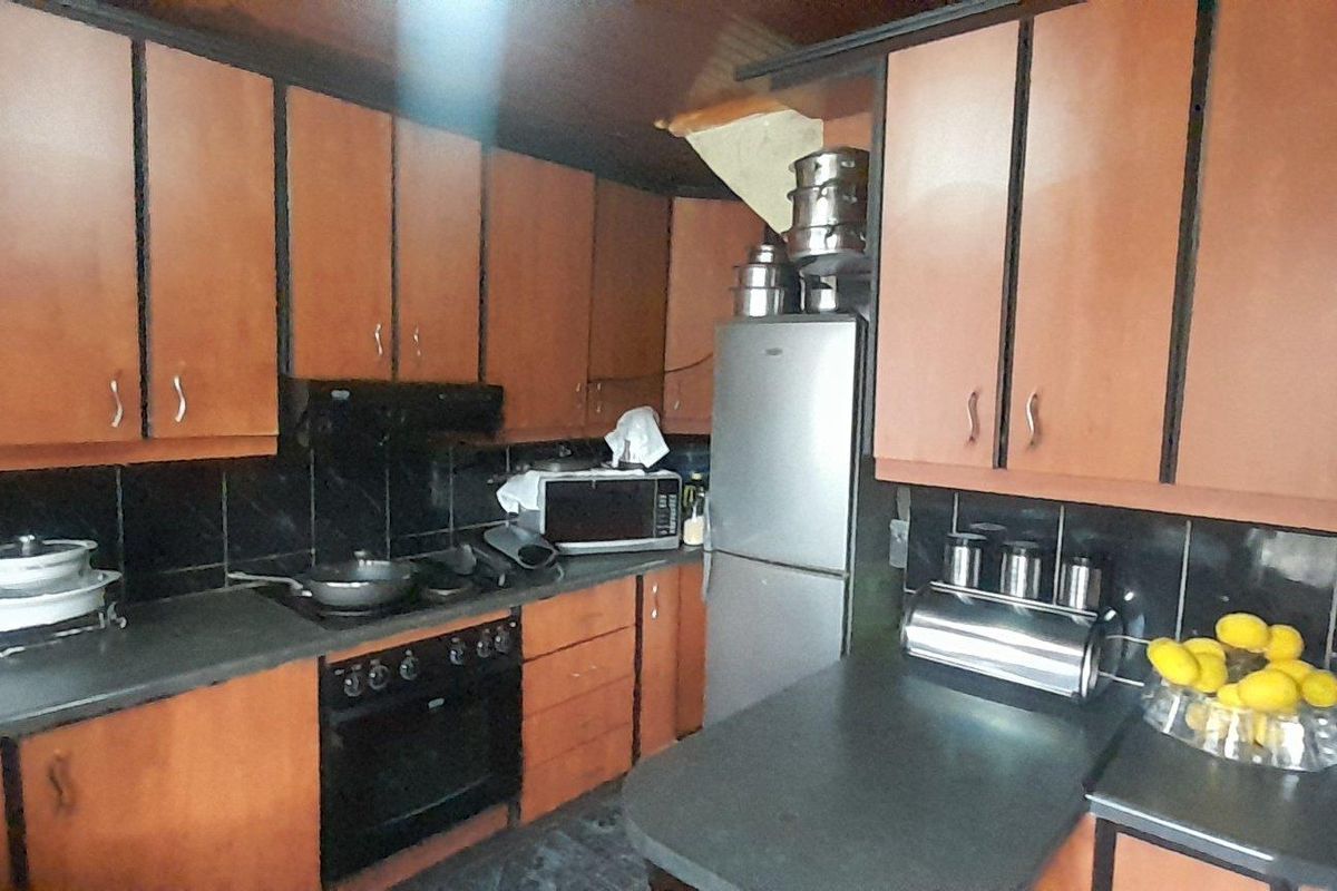 Charming 2-Bedroom Duplex for Sale in Westham, Phoenix - Photo 3