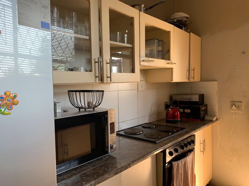 **Spacious and Conveniently Located 2-Bedroom Apartment Near Johannesburg CBD - Photo 3
