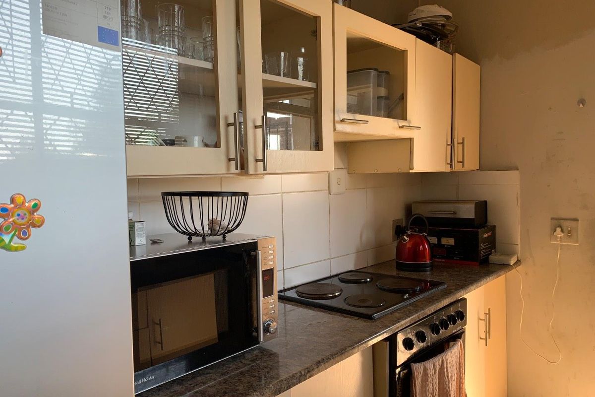 **Spacious and Conveniently Located 2-Bedroom Apartment Near Johannesburg CBD - Photo 3