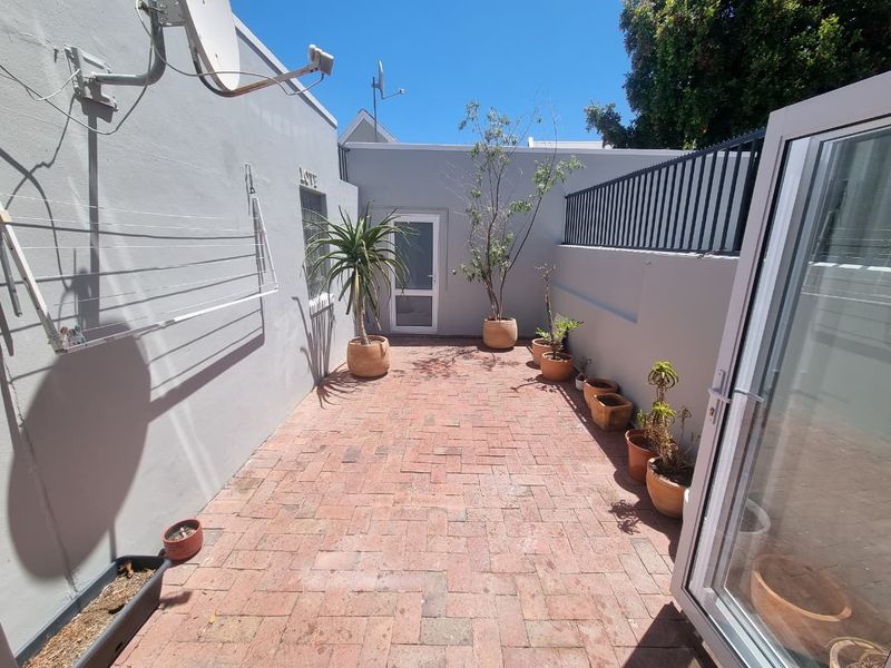 Semi-furnished Two-Bedroom Townhouse with Courtyard and Garage in Sought-After Claremont Upper! - Photo 7
