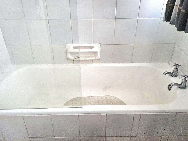 AIRBNB unrenovated 3rd floor bachelor apartment - Photo 9