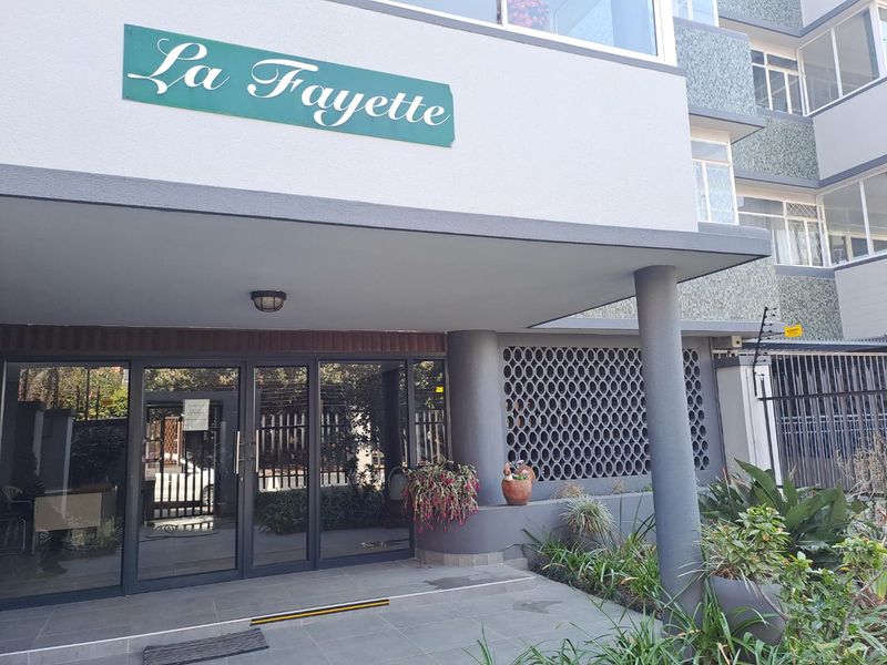 A CHARMING THREE BEDROOM GARDEN APARTMENT - Photo 5