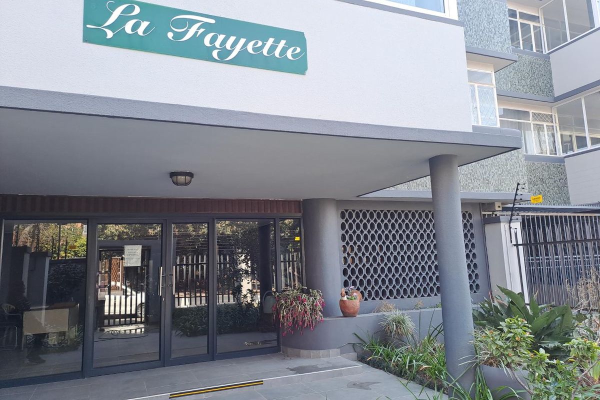 A CHARMING THREE BEDROOM GARDEN APARTMENT - Photo 5