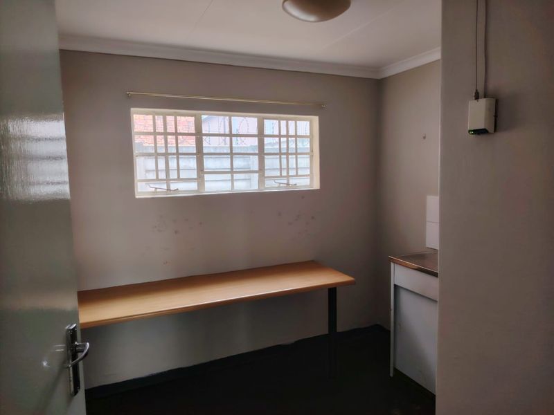 Neat 360m2 Factory to let in Apex - Photo 5