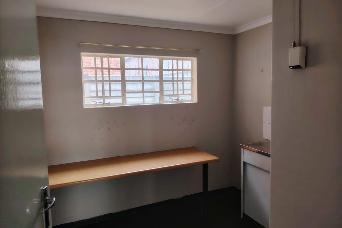 Neat 360m2 Factory to let in Apex - Photo 5