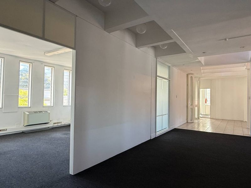 Duplex Style 400m2 office to let in prime location - Photo 6