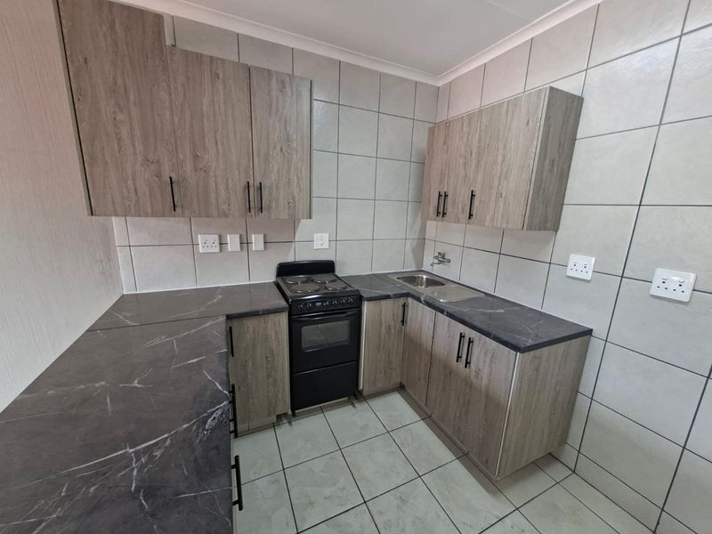 Newly Renovated Townhouse - Photo 5