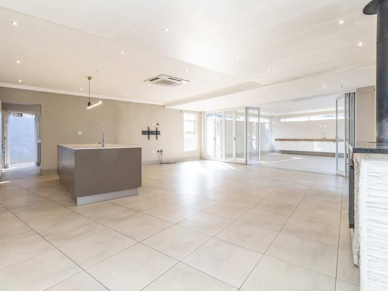 Embrace Elegance : Spacious Home with Pool and Deck - Photo 10