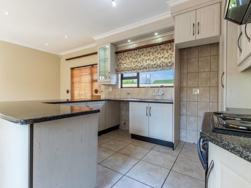 Charming full title, low maintenance face brick home for sale in Farrarmere - Photo 9