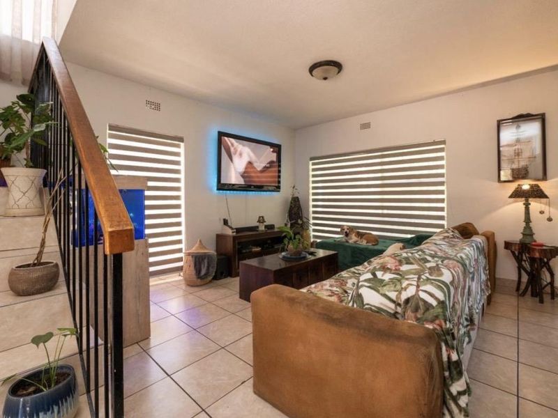 Elevated Family Living in a Secure Glenvista Setting - Photo 3