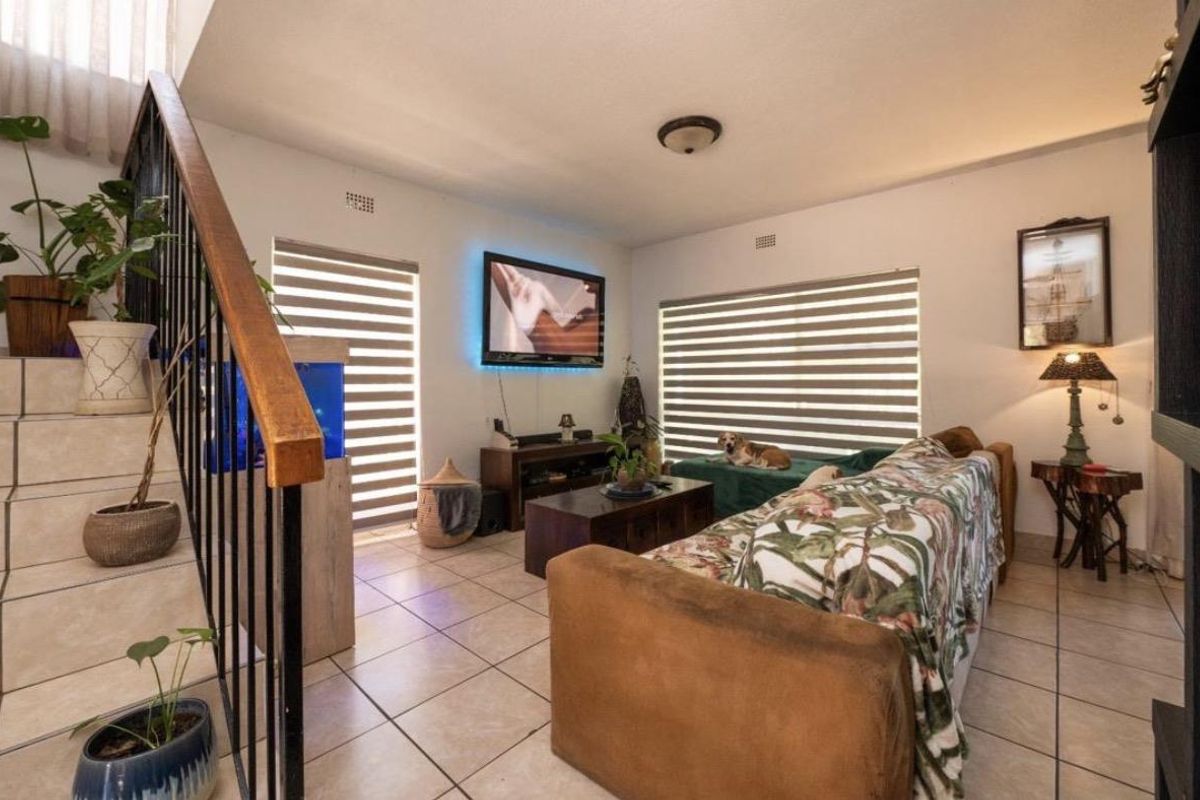 Elevated Family Living in a Secure Glenvista Setting - Photo 3