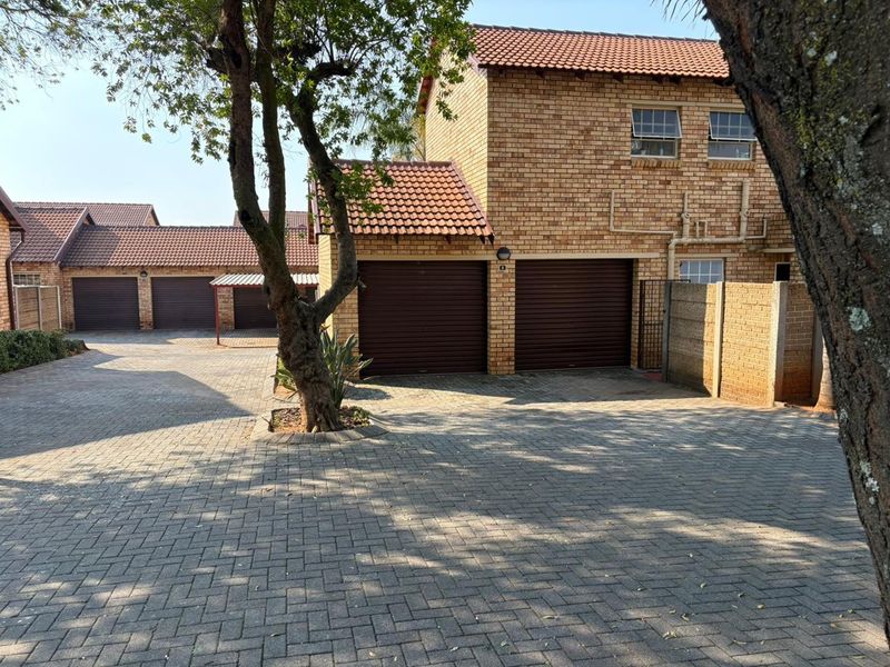 Charming 3 Bedroom Duplex in Allens Neck - Photo 4