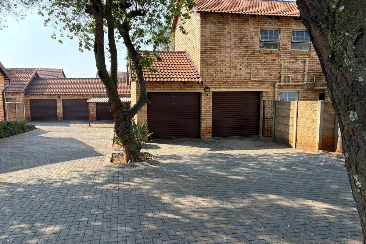 Charming 3 Bedroom Duplex in Allens Neck - Photo 4