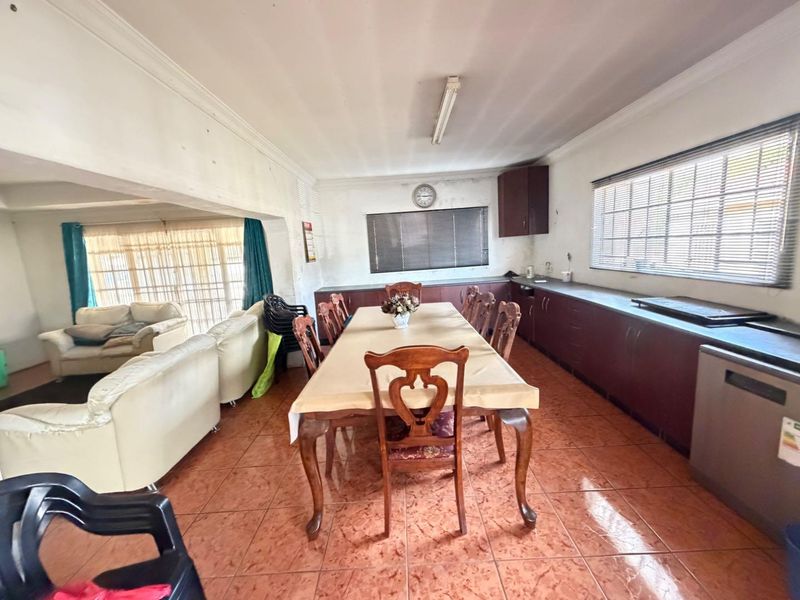 Spacious 5-Bed Family Home in Desirable Mackenzie Park - Photo 4