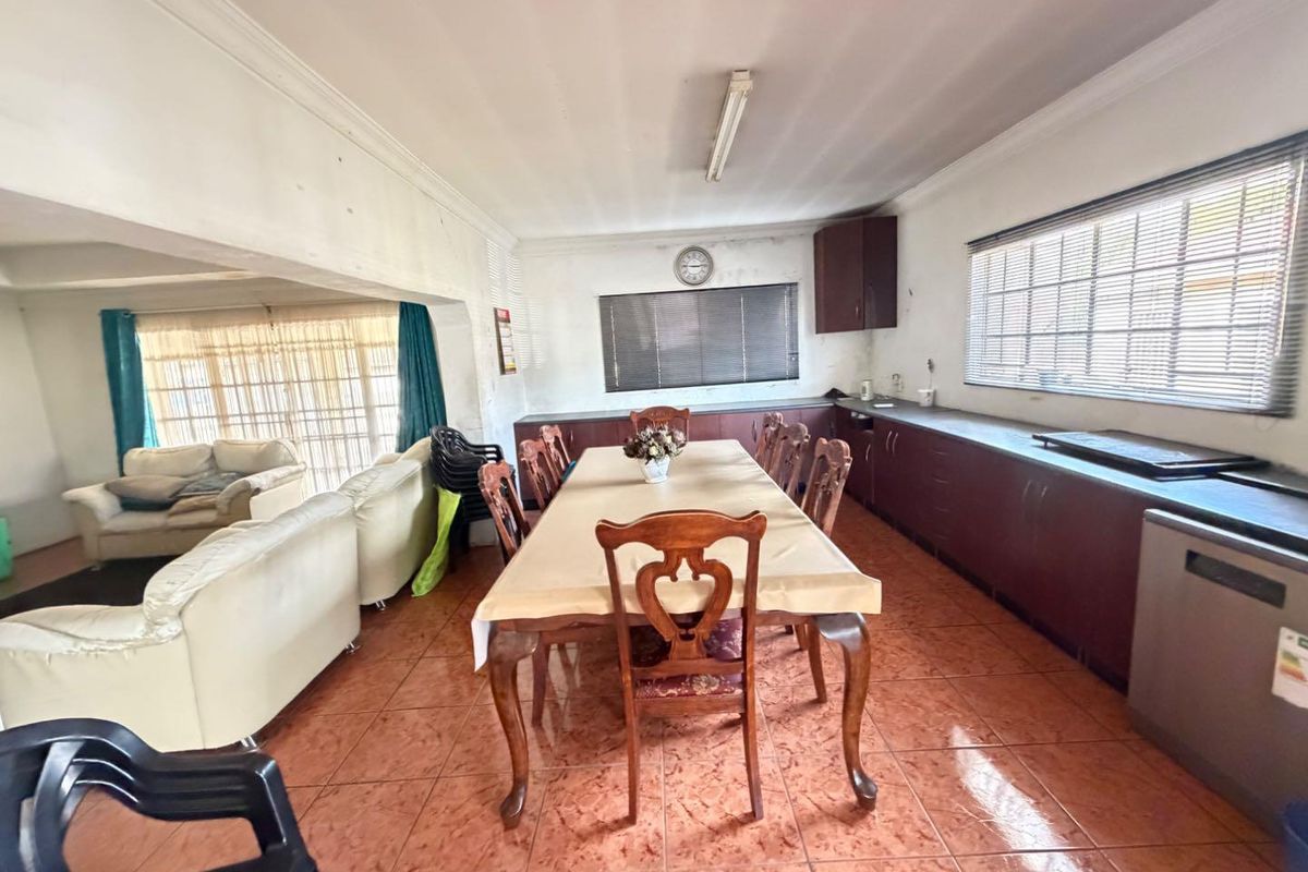 Spacious 5-Bed Family Home in Desirable Mackenzie Park - Photo 4